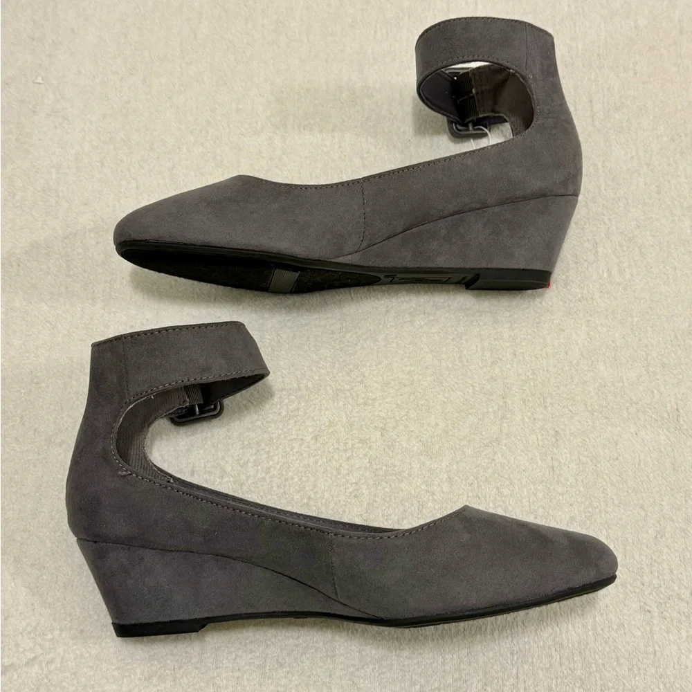 Gray Faux Suede Ankle Strap Wedge Sandals Comfort Cushioned Women’s 8.5 NWT